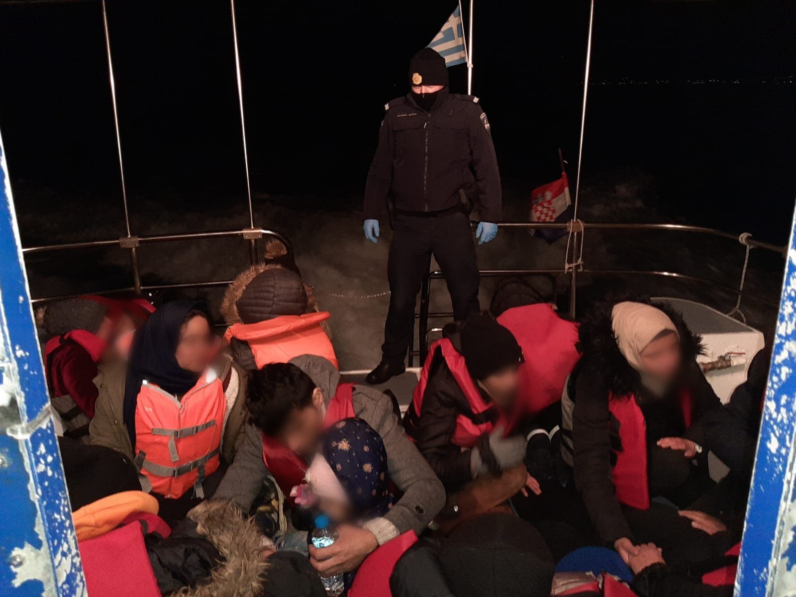 DUBROVAČKI POMORSKI POLICAJCI SPASILI MIGRANTE Gumenjak plutao bez goriva