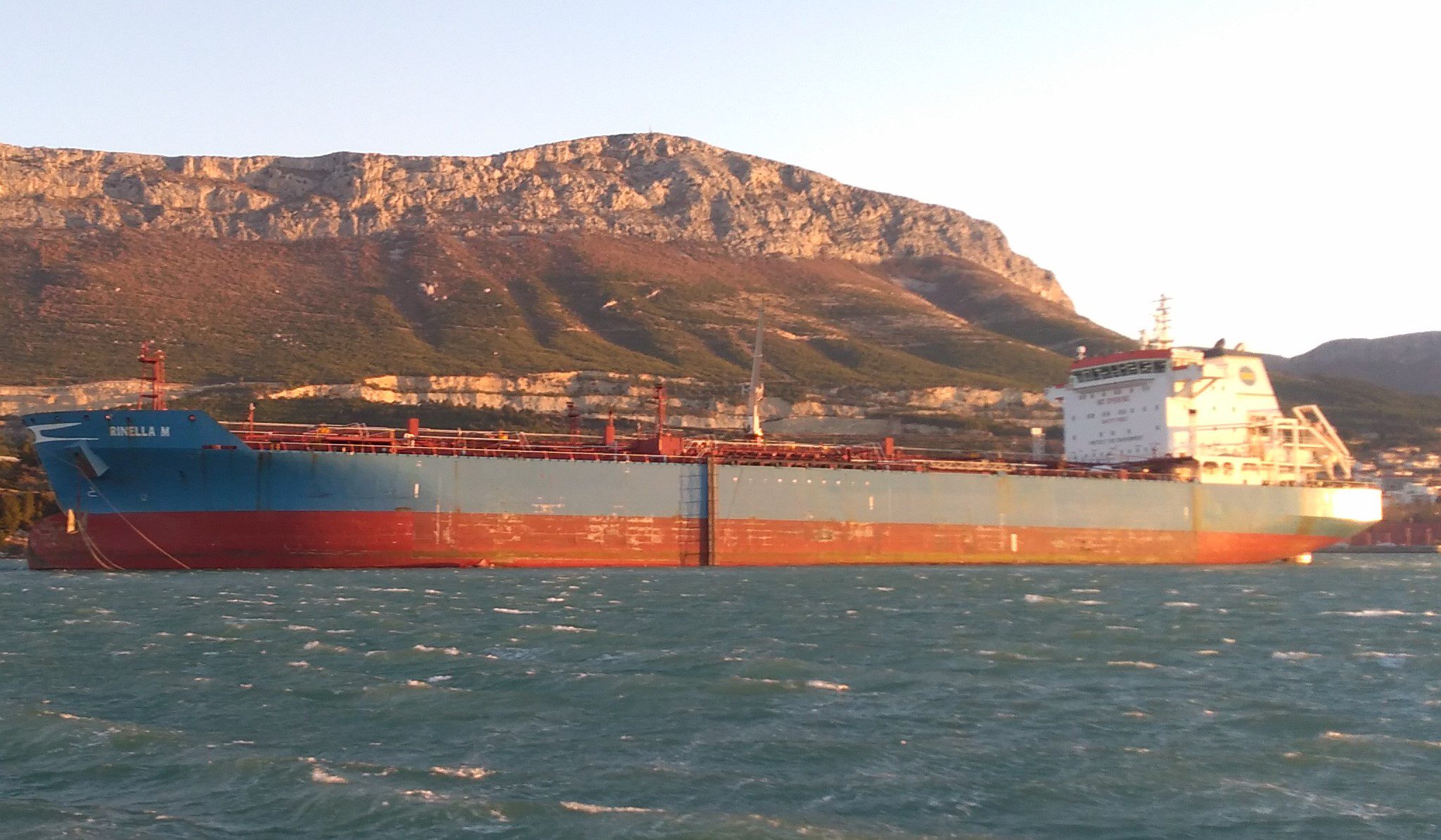 SREĆA U NESREĆI Tanker se nasukao u Kaštelima, nema onečišćenja mora, ni ozlijeđenih