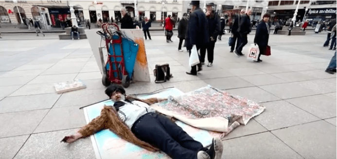 (VIDEO) PERFORMAS NA TRGU BANA JELAČIĆA Poruku putem performarsa poslao je umjetinik Hrvoje Gospočić