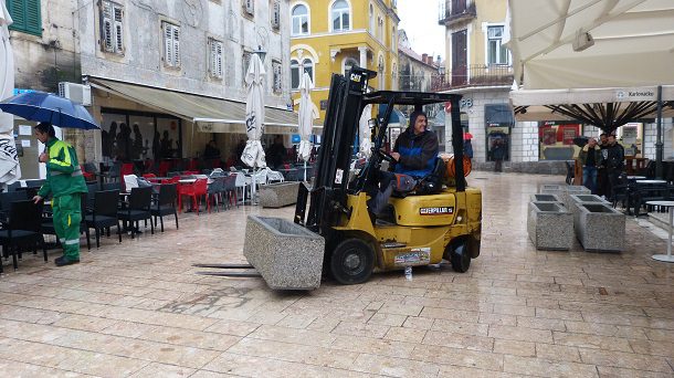 Sinj: započelo postavljanje žardinjera