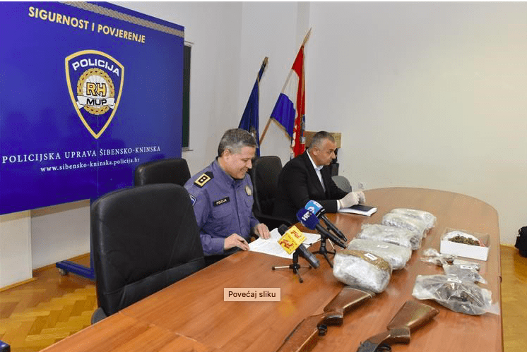 OD MARIHUANE I ORUŽJA ZA CIJELU VOJARNU Šibenska policija zaplijenila kod 41.godišnjaka