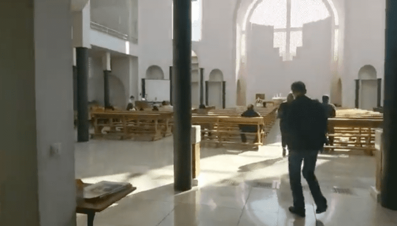 (VIDEO) VJERNICI NAPALI NOVINARKU Na Sirobuji prekinuta misa, koju je  novinarka prenosila uživo