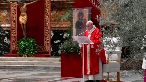 BAZILIKA SV. PETRA BEZ VJERNIKA Papa u krugu par svećenika služio misu na Cvjetnicu