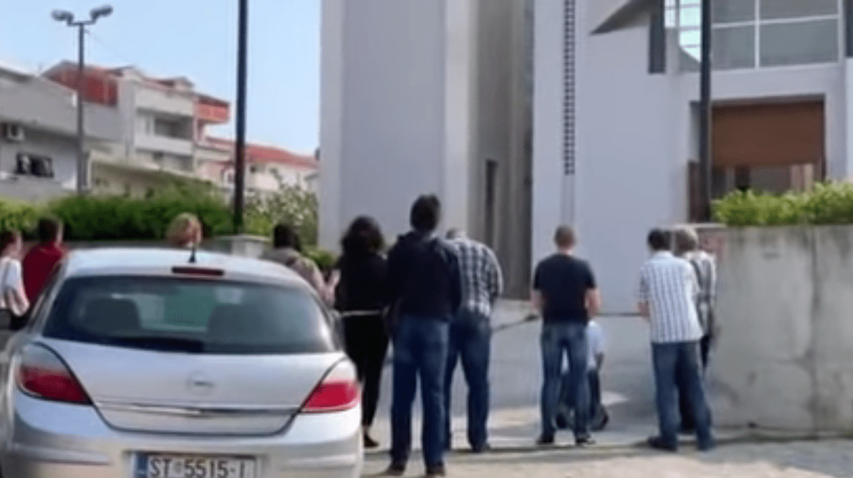 INCIDENT ISPRED SPLITSKE CRKVE Pet osoba na ispitivanju zbog transparenta