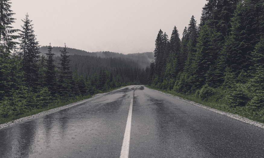 HAK: Kolnici su mjestimice mokri i skliski, ima i magle, mogući su i odroni