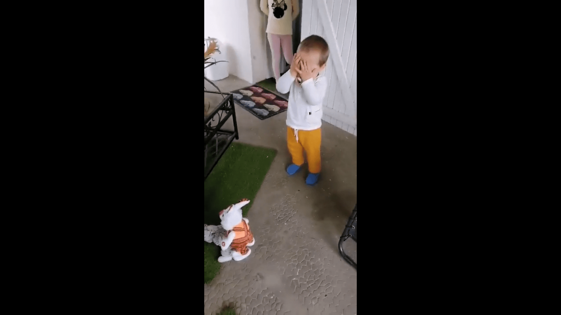 (VIRALAN VIDEO) Zbog nepristojne igračke ovo će dijete imati traume svaki Uskrs