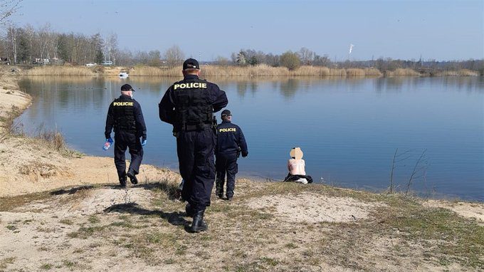 Češka policija nudistima: Možete biti goli – ali nosite maske!