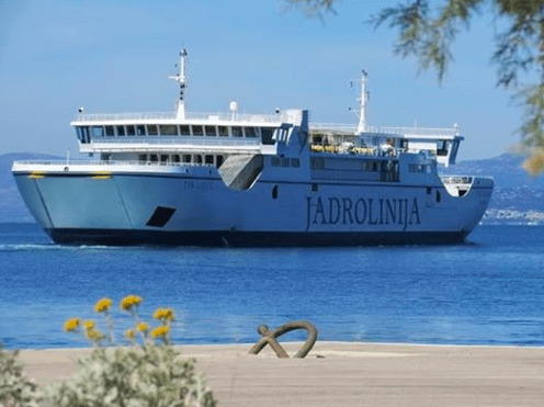 ZBOG POSJETA SUMJEŠTANINU BRAČ NOVO ŽARIŠTE KORONAVIRUSA Trajektom otišli radnici i oni koji imaju stanove u Splitu