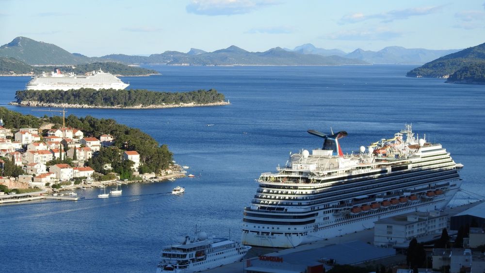 DILJEM SVIJETA “ZAPELO” OKO 8 000 HRVATSKIH POMORACA Kruzer”Carnival Breeze” uplovio u luku Gruž s 93 hrvatska mornara