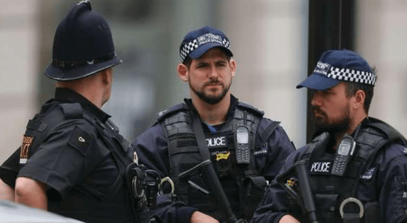 DOBA KORONE ISKORISTILI DA NAUČE SALSE Dvojica policajaca na konjima u Hagu priključili se plesačima