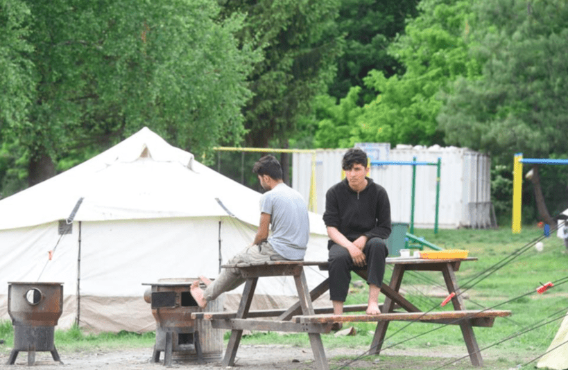 NAKON IZVANREDNOG STANJA NA REDU MIGRANTI Vučić poslao vojne snage u Šid zbog migrantskog kampa