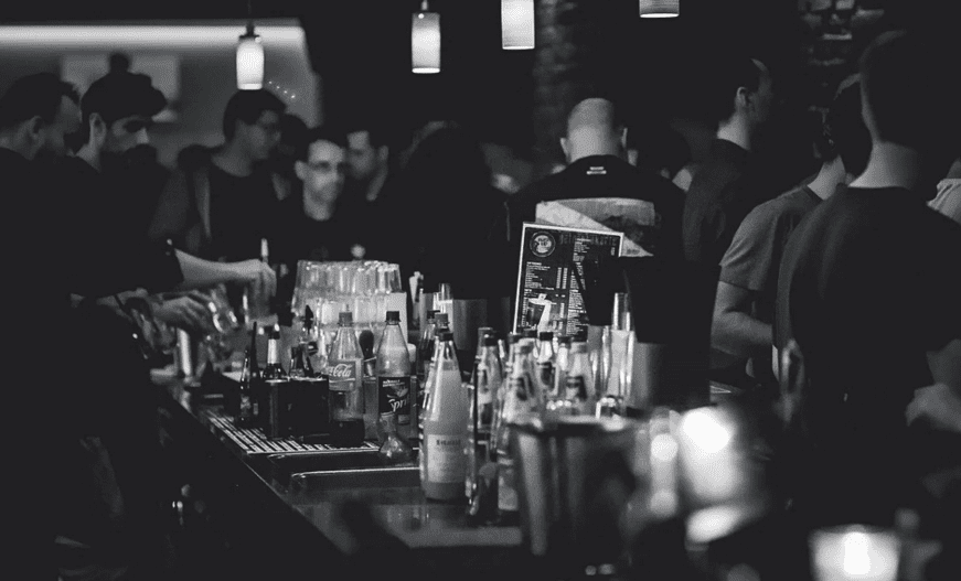 KONOBARI U NOĆNIM KLUBOVIMA S MASKAMA NA LICU Nema ni plesnih podija