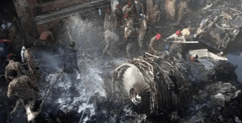 U ZRAKOPLOVNOJ NESREĆI U PAKISTANU 97 POGINULIH Samo dvoje preživjelih