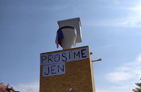 Pražani na mjesto sovjetskog kipa postavili wc školjku