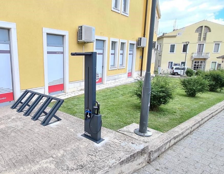 SINJ Postavljena servisna stanica i držač za bicikle