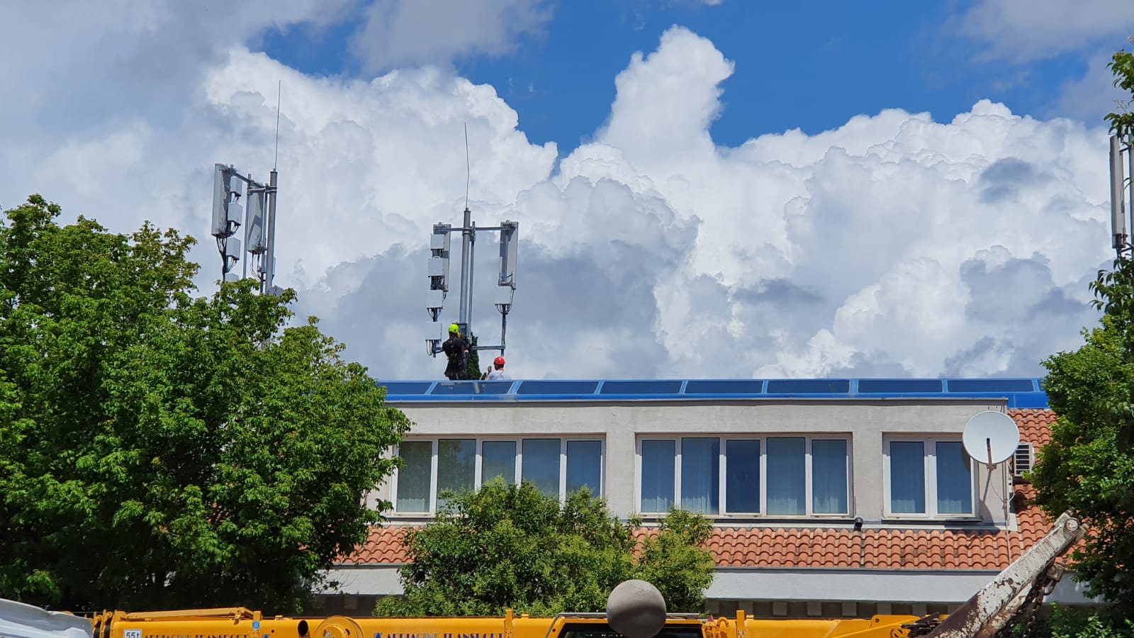 U KAŠTEL STAROM NIKNULE DVIJE NOVE BAZNE STANICE Mještani uvjereni da se radi o 5G mreži