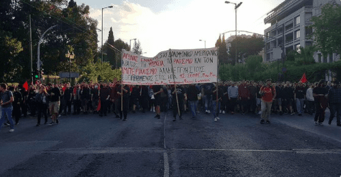 MOLOTOVLJEVIM KOKTELIMA NA AMERIČKU AMBASADU U ATENI Tisuće Grka dalo potporu američkim prosvjednicima