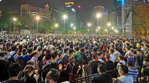 PROSVJEDI U HONG KONGU NA KOMOMERACIJI TIANANMENA Policija rastjerala prosvjednike papar sprejem