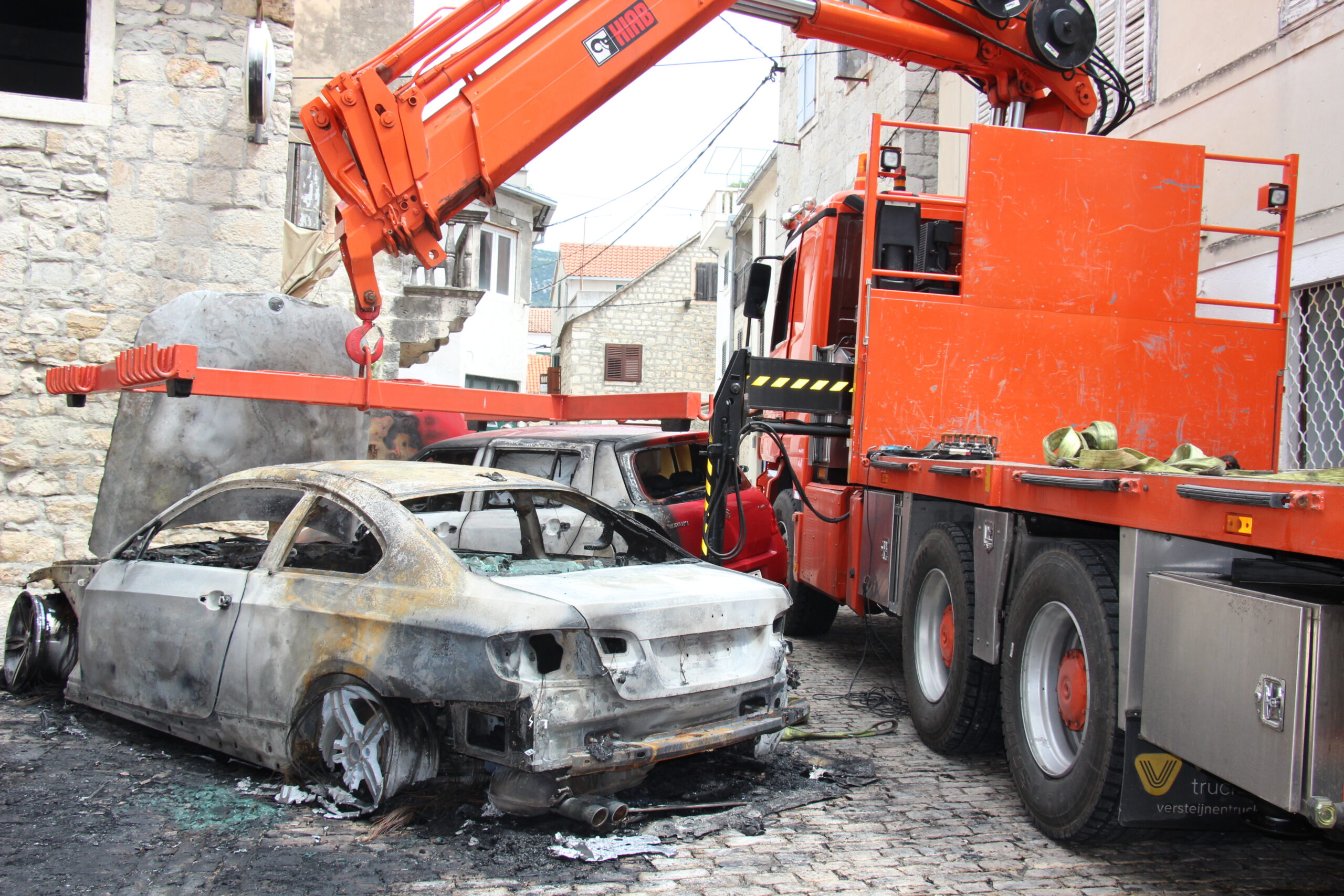(FOTO) UPOZORENJE JOZI ČABRAJI POSLANO Eksplozivnom napravom dignut mu BMW u zrak