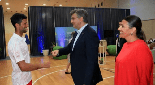 PLENKOVIĆEVO ODBIJANJE SAMOIZOLACIJE ZGRAŽAVA STRANE MEDIJE Grli se i rukuje sa svojim pristašama