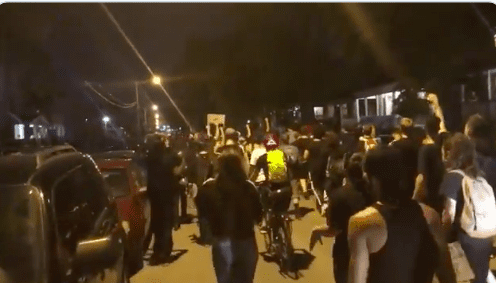 (FOTO) 18-GODIŠNJAK POKRENUO VAL DOBROTE Nakon prosvjeda 10 sati sam čistio ulice Buffala