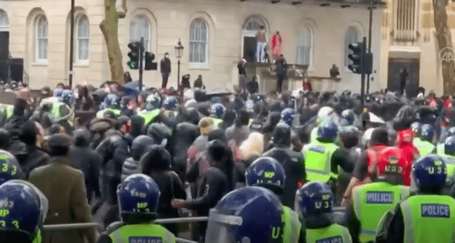 (VIDEO) PROSVJEDI PROTIV RASIZMA NASTAVLJAJU SE Sukobi s policijom u nekoliko njemačkih gradova, policija na konjima u Londonu rastjerivala prosvjednike
