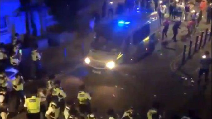 VIDEO Britanska policija ponovno napadnuta dok je rastjerivala tulum u Londonu
