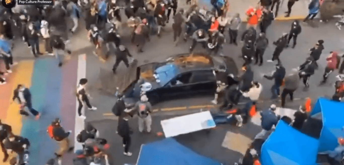 VIDEO Autom uletio među prosvjednike u Seattleu, pucao i ranio prosvjednika