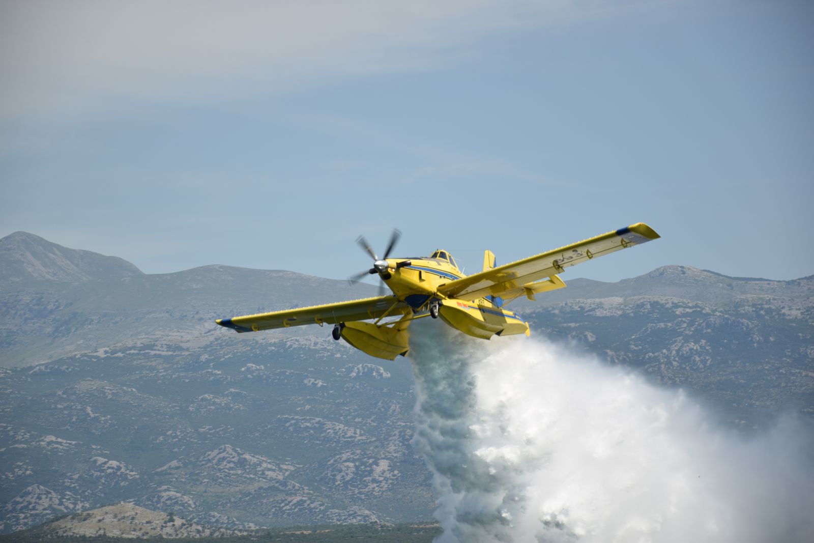 POŽAR KOD AUTOKAMPA U TISNOM U gašenju sudjeluje i Airtractor