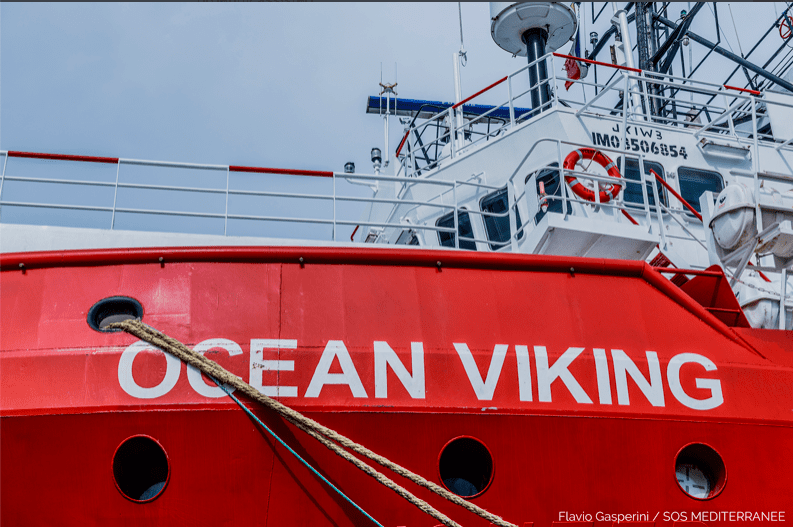 ITALIJA ODLUČILA O SUDBINI MIGRANATA S OCEAN VIKINGA Premješta ih u karantenu na drugi brod