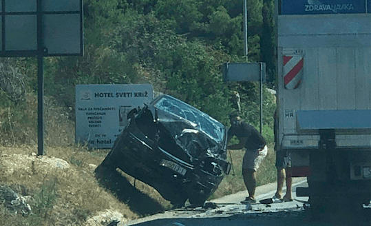(FOTO)TRAGEDIJA U TROGIRU U prometnoj nesreći poginula jedna osoba