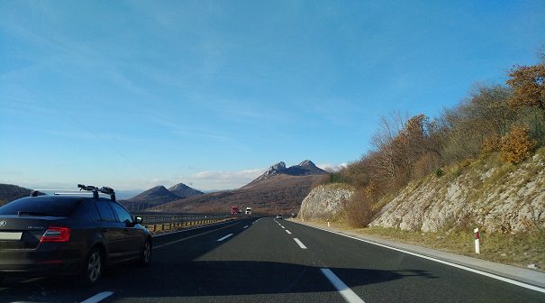 HAK: Pojačan promet i visoke temperature zahtjevaju strpljenje, dosta vode i odmora