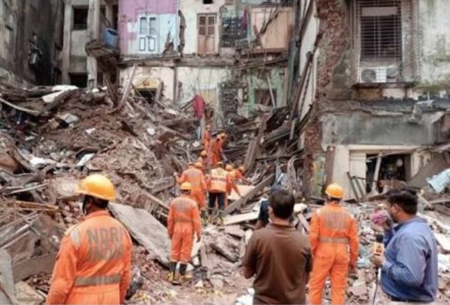 FOTO/VIDEO Zbog obilnih pljuskova zgrade se urušile u Mumbaiju, osam žrtava