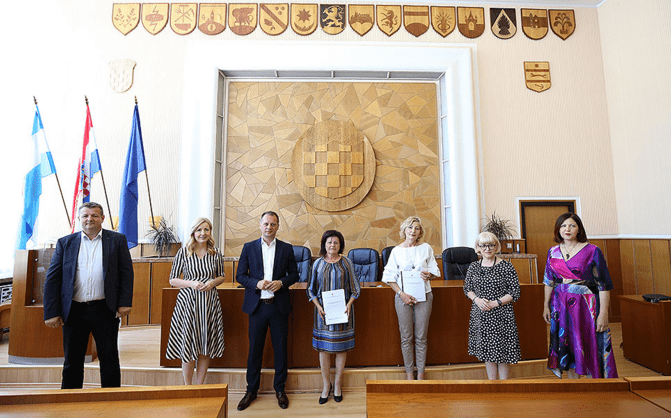 NOVIM PROJEKTIMA VIROVITICA PODIŽE KVALITETU SOCIJALNIH  USLUGA Naglasak na razvoju vanninstitucionalnih oblika pomoći