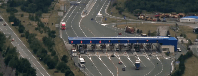 HAK UPOZORAVA: Jak vjetar ometa promet, kolnici su mjestimice mokri i skliski