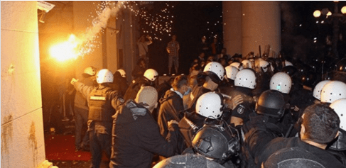 (VIDEO)POLICIJA BATINALA PROSVJEDNIKE U BEOGRADU Suzavcem, konjima i psima na okupljene