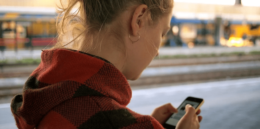 JAPAN ZABRANIO HODANJE I GLEDANJE U MOBITEL Zureći u mobitel pješaci gube 95 posto vidnog polja