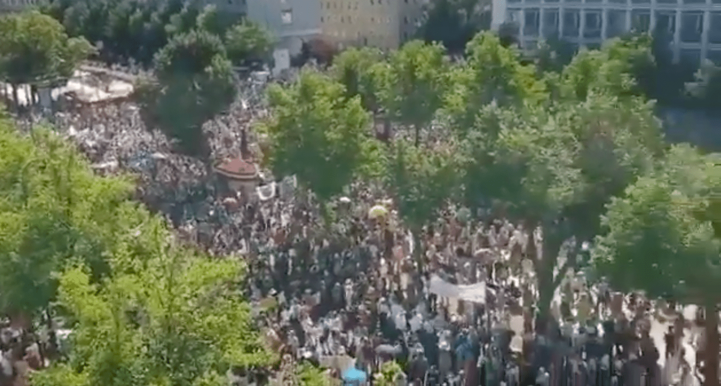 (VIDEO/FOTO) EPILOG PROSVJEDA U BERLINU 18 policajaca ozlijeđeno u pokušaju prekida skupa protiv mjera suzbijanja koronavirusa