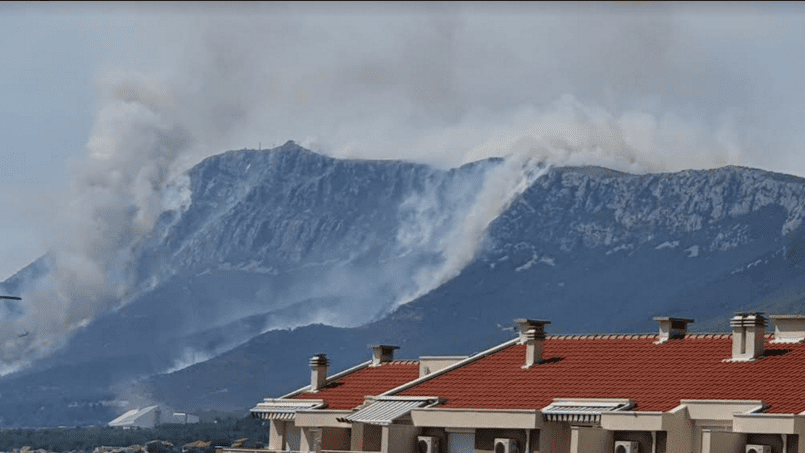 POŽAR U KAŠTEL SUĆURCU ŠIRI SE POTPOMOGNUT VJETROM Za sada ga vatrogasci drže pod kontrolom