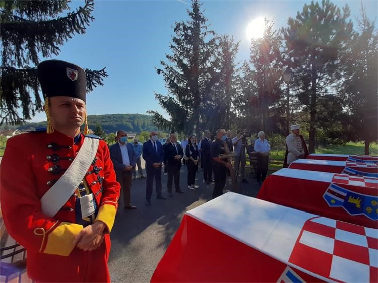 Održan posljednji ispraćaj 15  žrtava ubijenih po nalogu OZNE  u Otočcu
