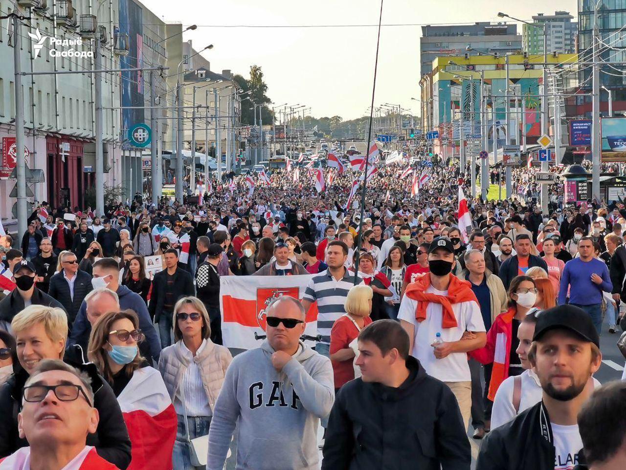 (VIDEO/FOTO) LUKAŠENKO NE ODUSTAJE, A NE ODUSTAJU NI PROSVJEDNICI Bjeloruske snage u Minsku privode prosvjednike