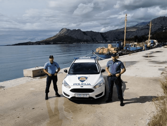 NEUSTRAŠIVI SPLITSKI POLICAJCI TONI I MARKO: Iz gorućeg doma za stare i nemoćne, na rukama iznosili nepokretne štićenike