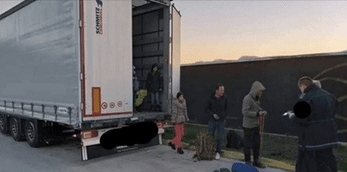 BEČ: Četrdesetak migranata pobjeglo iz kamiona bez ventilacije u Austriji