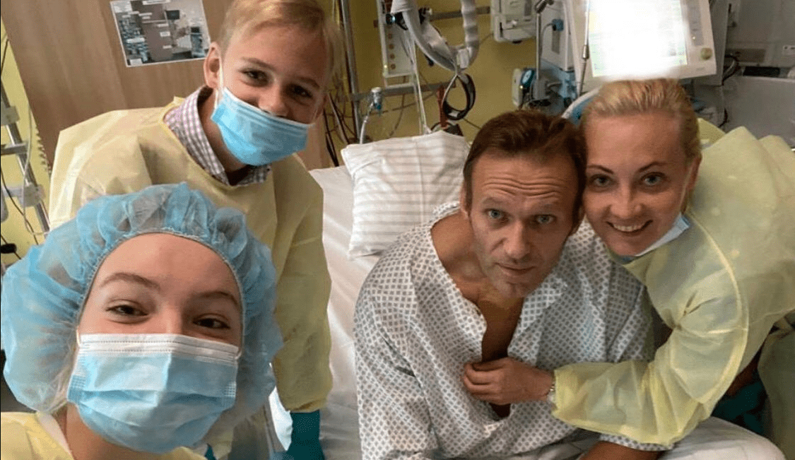 Navaljni objavio sliku s obitelji iz bolnice