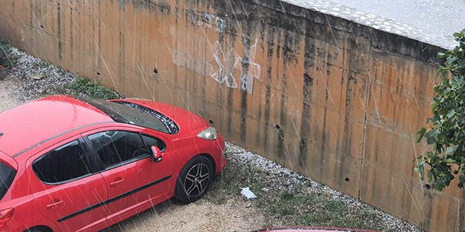 VIDEO U nevremenu u Splitu i Kaštelima poplavile pojedine ceste