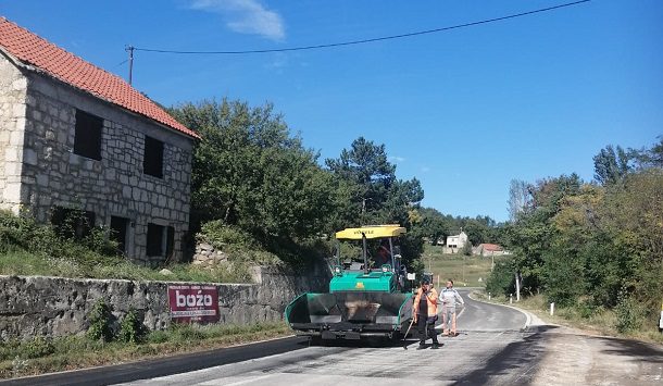 Započeli radovi na zamjeni asfaltnog sloja na dionici Sinj – Vrlika