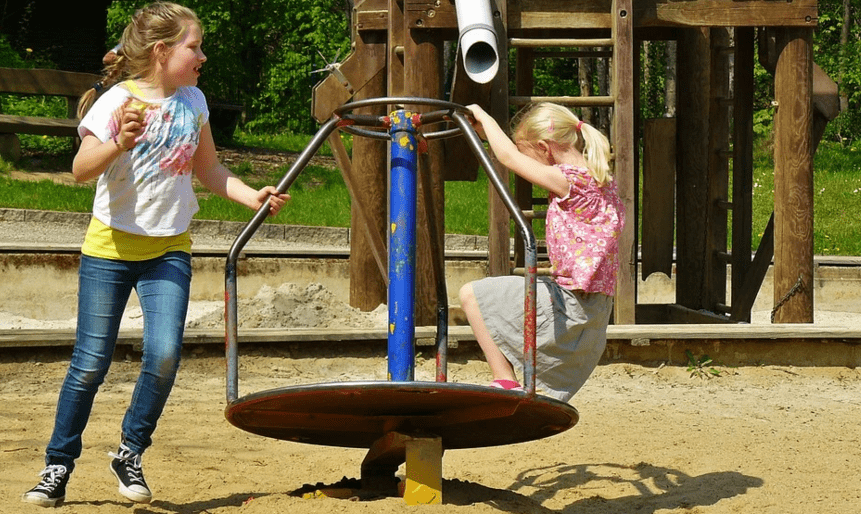 POLICIJA TRAGA ZA NAPADAČEM NA DJEVOJČICE U KAŠTELIMA: Jednu podigao i počeo ljubiti