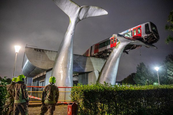 Rotterdam: Tramvaj iskočio iz tračnica i završio na vrhu skulpture