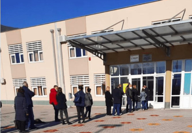 GUŽVE NA BIRAČKIM MJESTIMA U MOSTARU Uočene nepravilnosti – glasalo se i na haubi automobila