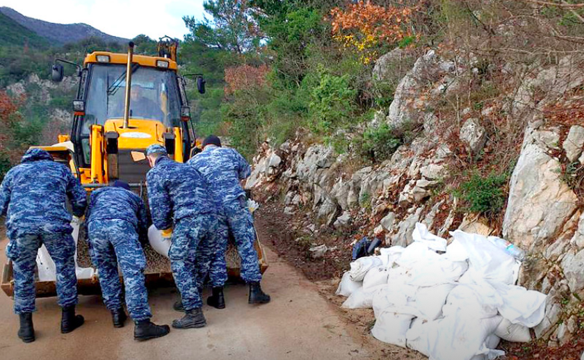 KAO I UVIJEK HRVATSKA VOJSKA SPREMNA PRUŽITI POMOĆ HRM pomaže u sanaciji poplavljenog naselja Kokorići